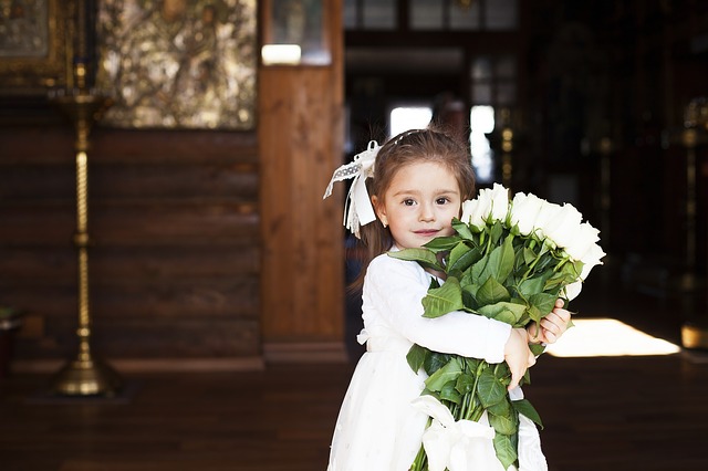 holčička s květinami
