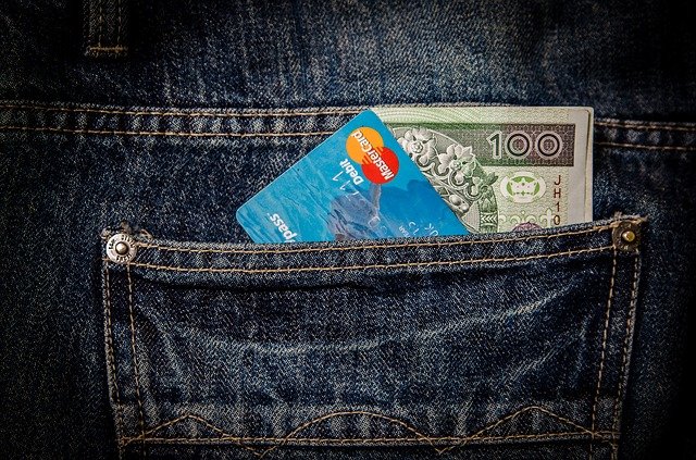 bankovka a karta v kapse