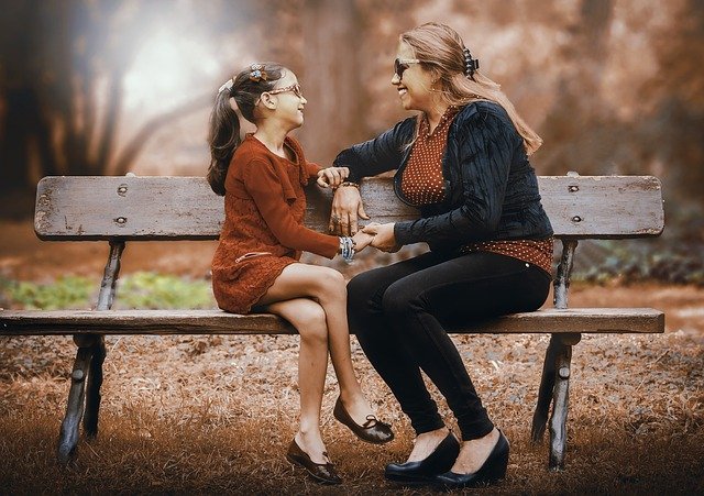 matka a dcera na lavičce
